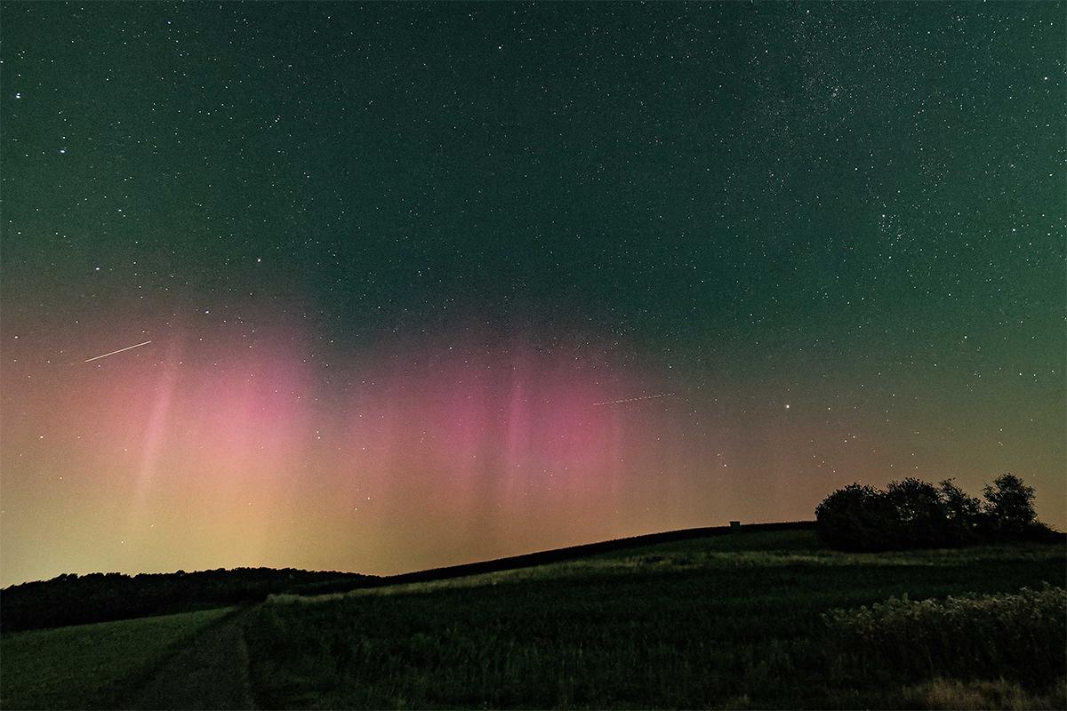 3zu2_polarlichter-und-sternschnuppen-am-nachthimmel-ber-hangard-3.jpg